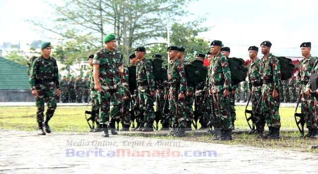 Pangdam VII/Wirabuana Mayjen Agus SB melakukan pemeriksaan pasukan saat upacara HUT Infanteri di Lapangan Kodam XIII/Merdeka
