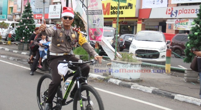 Tak Mau Ketinggalan, Sat Lantas Polresta Manado Tampil Kece di Parade Santa