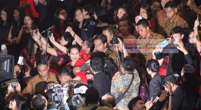 BERITA FOTO: Antusias Masyarakat Menyambut Kedatangan Joko Widodo