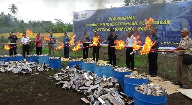 Proses pemusnahan jutaan batang rokok di Kantor Bea Cukai Manado