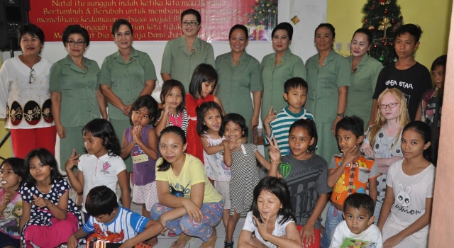 Sambut Natal, Persit Koorcabrem 131 Berbagi Kasih