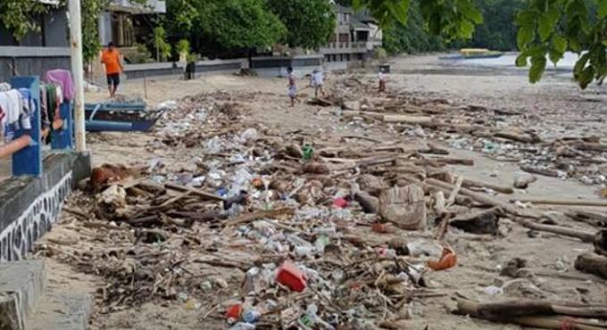 Sampah di pantai Bunaken