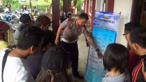Duwi Galih Sosialisasi Kenaikan Tarif di Samsat Amurang
