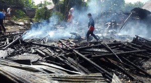 Diduga Akibat Korslet Lampu Charge, Rumah di Tumaluntung Rata Tanah