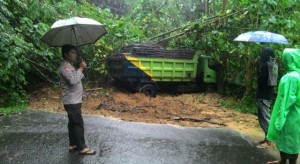 Kaweruan Tertimbun Longsor, Sopir Truk Nyaris Jadi Korban