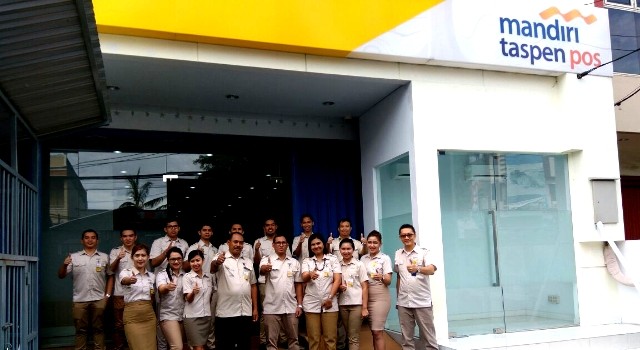 Foto bersama Korwil IV Bank Mantap, Dewa Gede Suardana dan Kepala Cabang Bank Mantap Manado A. A Gede Oka Putra dengan para karyawannya