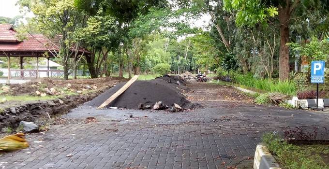 Telan Anggaran Rp 11M, Aspal Jalan di Unsrat 'Molor' 9 Pembangunan Jalan di Unsrat2