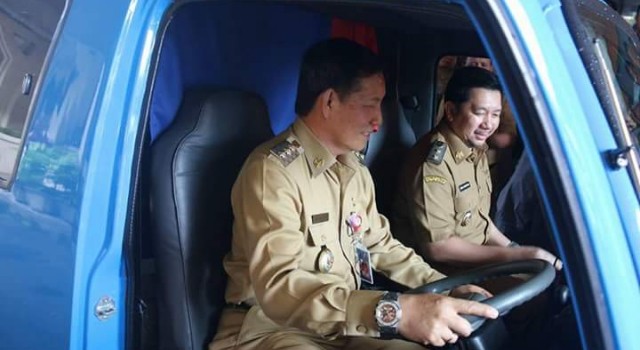 Vicky Lumentut dan Mor Bastiaan sedang mencoba kendaraan operasional kependudukan keliling