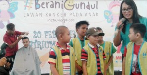 Aksi Gundul Rambut, Peringati Hari Kanker Anak Internasional di Manado