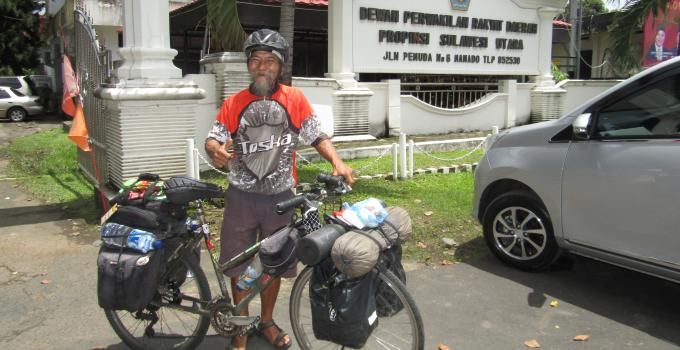 Hanya Menggunakan Sepeda JOHN TALUMEWO Keliling Pulau Sulawesi