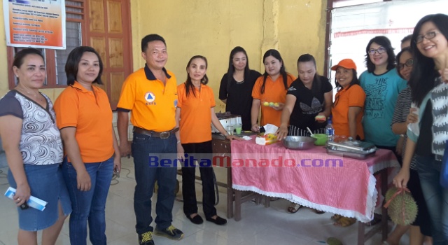 Pancake Durian Desa Batu Siap Bersaing di Pasar Nasional 9 Hukum Tua Desa Batu Jerry Sampelan, memantau latihan pembuatan pancake durian Batu Raja.