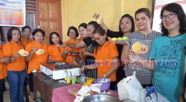 Pancake Durian Desa Batu Siap Bersaing di Pasar Nasional 8 Ibu-ibu PKK Desa Batu semangat memproduksi pancake durian.