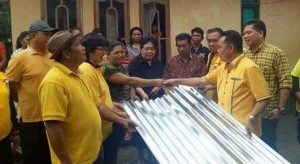 GOLKAR PEDULI: 100 Seng Disumbang Bagi Keluarga Korban Kebakaran di Warisa