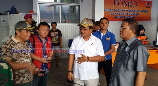 Wabup Minut Joppi Lengkong berdiskusi dengan Walikota Bitung Max Lomban dan Wawali Maurits Mantiri.