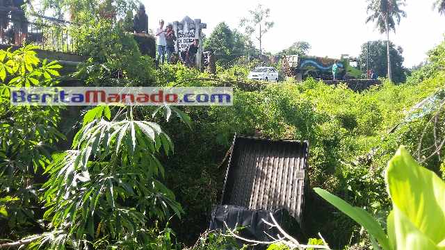Mobil Jatuh ke Sungai di Jalan Trans Sulawesi