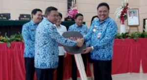 Wabup JOPPI LENGKONG Terima Mobil Keliling Bantuan Menteri PPPA