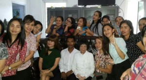 Datang ke Disdukcapil Minut, Oma Martha dan Sofyan Bikin Geger Sejumlah ASN