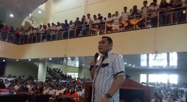 Kepala Dinas Koperasi Pemerintah Provinsi, Christian Talumepa SH MSi dan memberikan ceramah kepada seluruh THL.