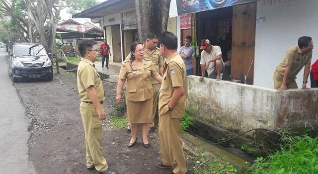 Maya Kaine saat melakukan peninjauan lapangan memeriksa kondisi saluran air
