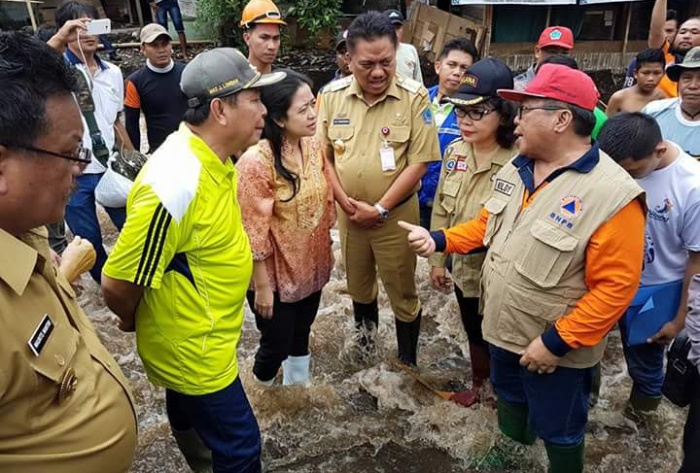 Tunda Kepulangan, PUAN MAHARANI Tinjau Langsung Peristiwa Banjir Bitung