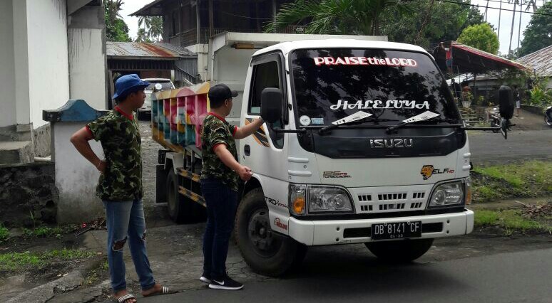 Gerah dengan Galian C, Warga Danowudu Sweeping Truk Pengangkut Pasir