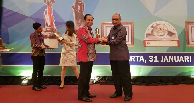 Walikota ketika menerima pengahrgaan WTN