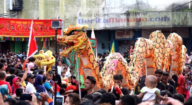 Dipadati Ribuan Massa Tetap Aman, Kalender Pariwisata Manado Dapat Angin Segar 10 Selain atraksi para Tang Sin, prosesi iring-iringan rombongan Cap go Meh seperti naga juga menjadi daya tarik tersendiri