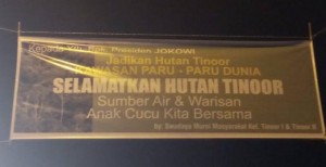 Hutan Negara Rusak, Masyarakat Tinoor Gelar Spanduk untuk Jokowi