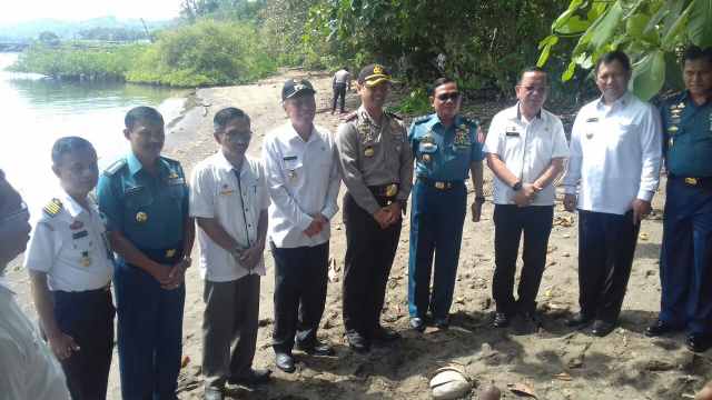 Wabup Franky Wongkar, SH didampingi Kapolres Minsel AKBP. Arya Perdana, SH, SIK, MSi dan Sestama Bakamla RI Saat Meninjau Pembangunan Lokasi Pangkalan Bakamla RI