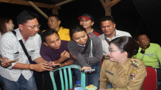 Sejumlah Wartawan Biro Minsel Saat Mewawancarai Bupati Christiany Eugenia Paruntu, SE Terkait Prospek dan 