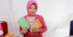 Isteri Anggota Brimob Polda Sulut Ini Ternyata Seorang Penulis Buku Hebat