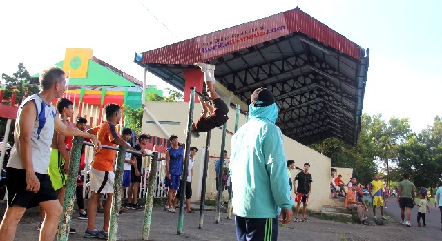 Gaya Berty saat berolahraga memancing perhatian dari masyarakat sekitarnya