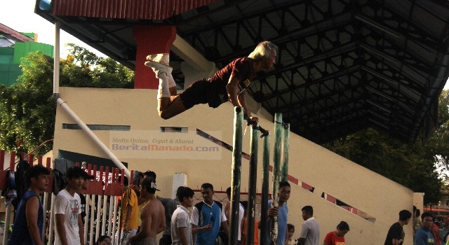 Berty saat sedang berolahraga di Lapangan Koni Sario