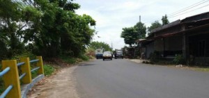 Pedagang Bensin Eceran di Tempat Ini Bahayakan Pengguna Jalan Raya