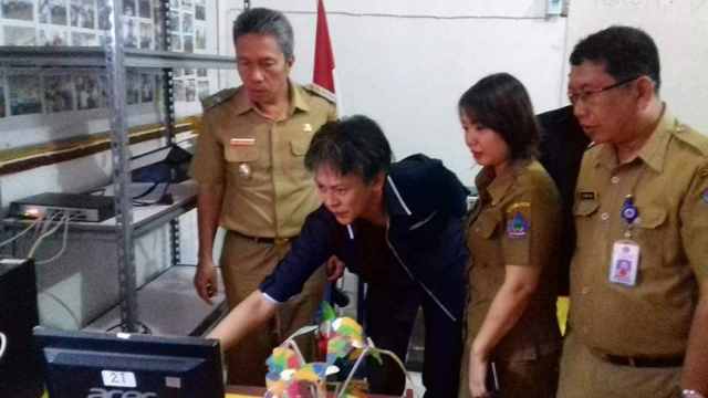 Wabup Franky Wongkar Saat Melihat Pelaksanaan UNBK. (Foto: IST)