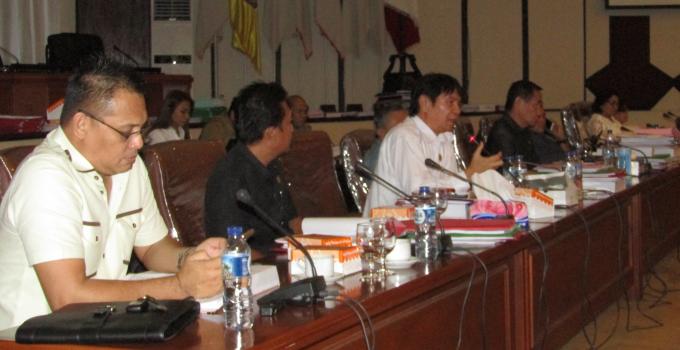 Denny Sumolang di rapat DPRD Sulut