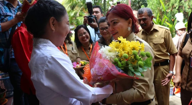 Buka Naskah UN, Bupati VONNIE PANAMBUNAN Minta Siswa Jangan Putus Sekolah