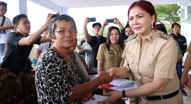 Bupati Vonnie Panambunan secara simbolis menyerahkan dana duka kepada sejumlah ahli waris.(foto: Staf Khusus Bupati Minut)