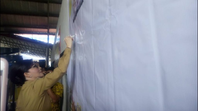 Bupati Minsel, Christiany Eugenia Paruntu, SE Saat Melakukan Pencanangan Gemar Membaca