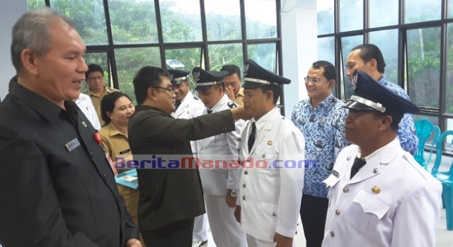 Rivino Dondokambey Lantik 5 Pejabat Hukum Tua di Minut 9 Kepala Inspektorat Minut Umbase Mayuntu memasangkan pangkat kepada para Pejabat Hukum Tua.