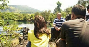Walikota dan Isteri Syuting Siaran Televisi di Batu Angus