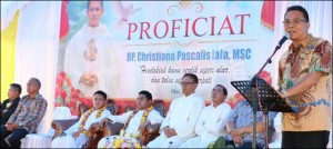 Jimmy Eman dan Syerly Sompotan Hadiri Misa Pertama Tiga Pastor