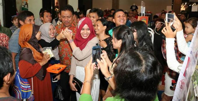 Hebat !!! OLLY DONDOKAMBEY Layani Warga Berfoto Selfie