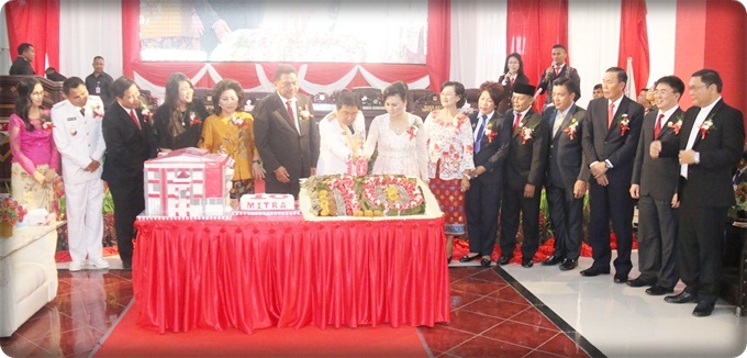 PEMASANGAN LILIN OLEH BUPATI DAN KETUA TP-PKK NY.JEIN LEONORA SUMENDAP RENDE,SE.Ak