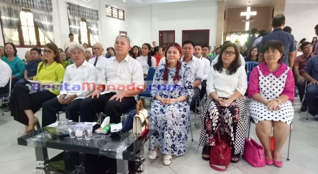 Bupati Vonnie Panambunan beribadah bersama Jemaat GPdI Tumaluntung.