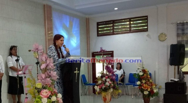 Bupati Vonnie Panambunan  membawakan kesaksian.