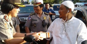 Polwan Polda Sulut Bagi-Bagi Ta’jil di Pusat Kota Manado