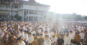 Sholat Idul Fitri di Halaman Mapolda Sulut Berlangsung Khidmat