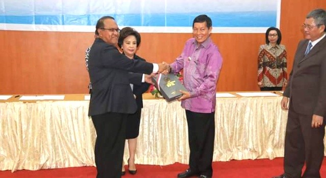 Vicky Lumentut saat menerima LHP LKPD oleh BPK RI Perwakilan Sulut
