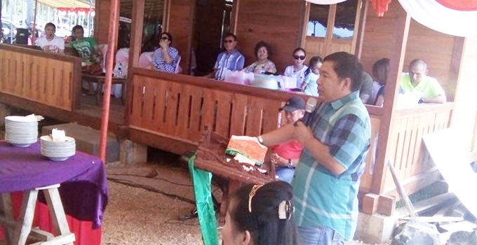 Ayat Emas Alkitab Kado Spesial Bupati James Sumendap di HUT ke-70 Jhony Lumintang